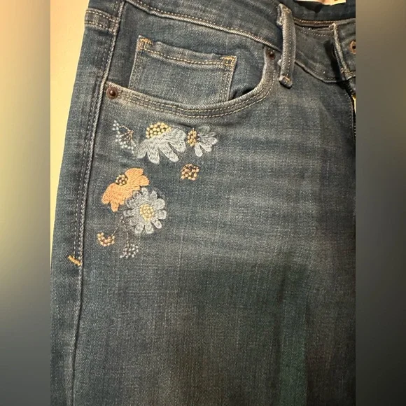 SOLD - Mid Rise Skinny Floral Embroidered Levi’s Jeans - Picture 5 of 8